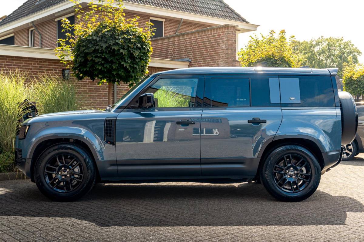 Land Rover Defender Land Rover Defender 110 3.0 P400 110 X-Dynamic S 5 Persoons Luchtvering Trekhaak LED Camera Urban 19”