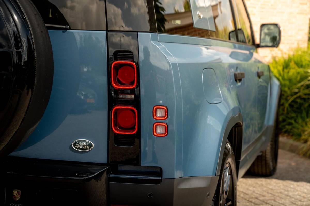Land Rover Defender Land Rover Defender 110 3.0 P400 110 X-Dynamic S 5 Persoons Luchtvering Trekhaak LED Camera Urban 19”