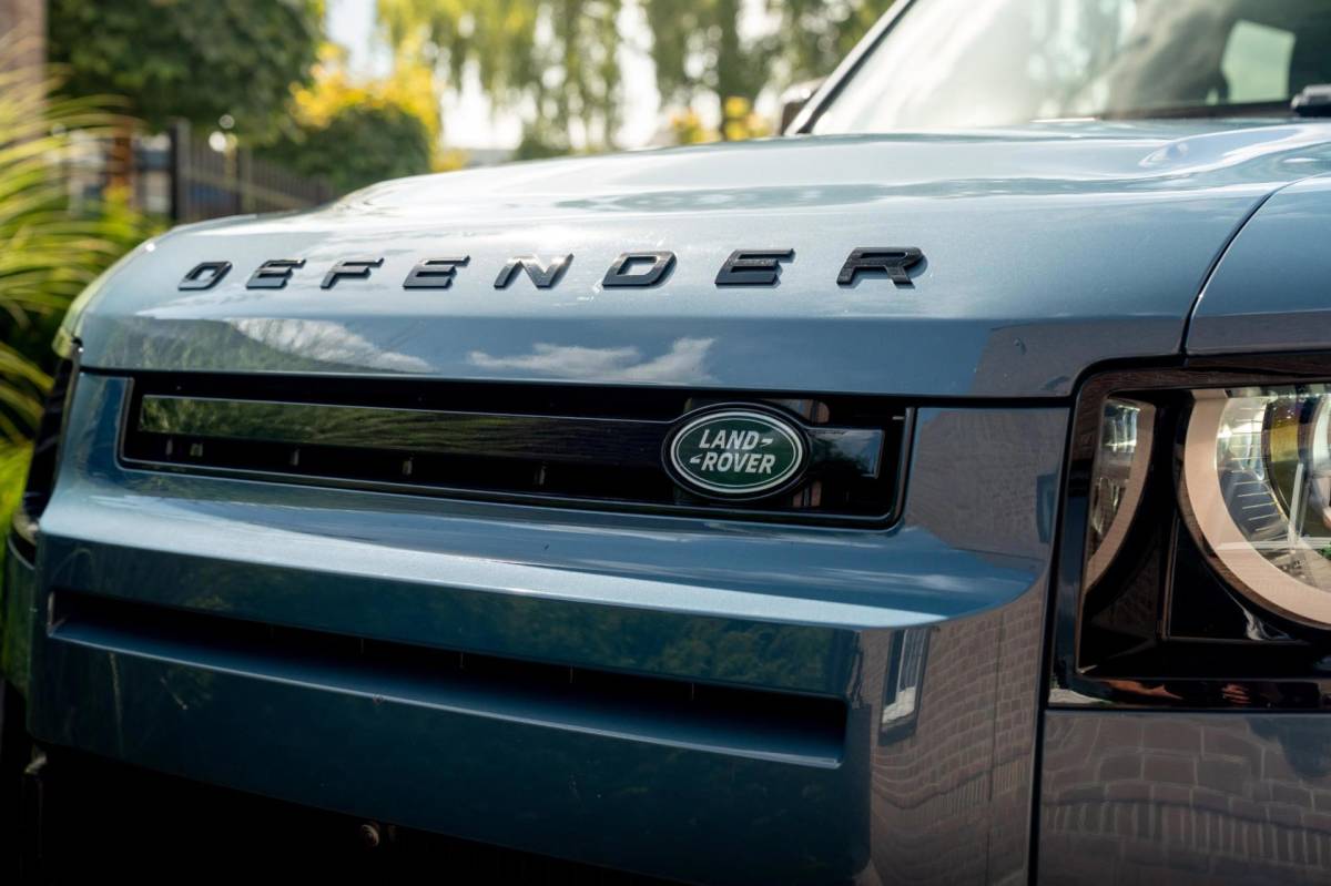 Land Rover Defender Land Rover Defender 110 3.0 P400 110 X-Dynamic S 5 Persoons Luchtvering Trekhaak LED Camera Urban 19”