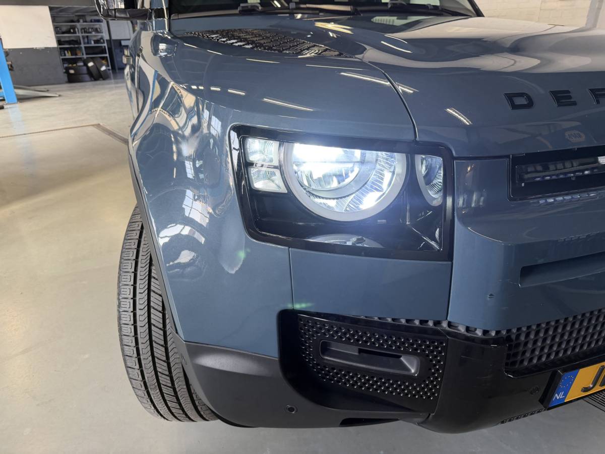Land Rover Defender Land Rover Defender 110 3.0 P400 110 X-Dynamic S 5 Persoons Luchtvering Trekhaak LED Camera Urban 19”