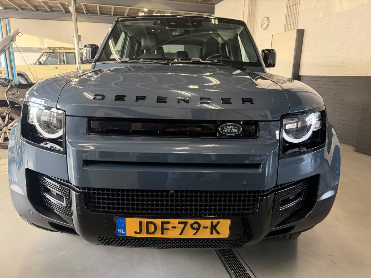 Land Rover Defender Land Rover Defender 110 3.0 P400 110 X-Dynamic S 5 Persoons Luchtvering Trekhaak LED Camera Urban 19”