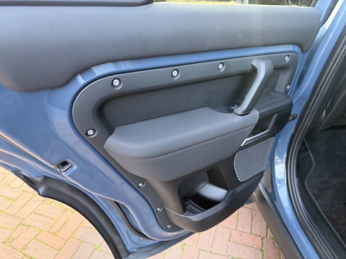 Land Rover Defender Land Rover Defender 110 3.0 P400 110 X-Dynamic S 5 Persoons Luchtvering Trekhaak LED Camera Urban 19”