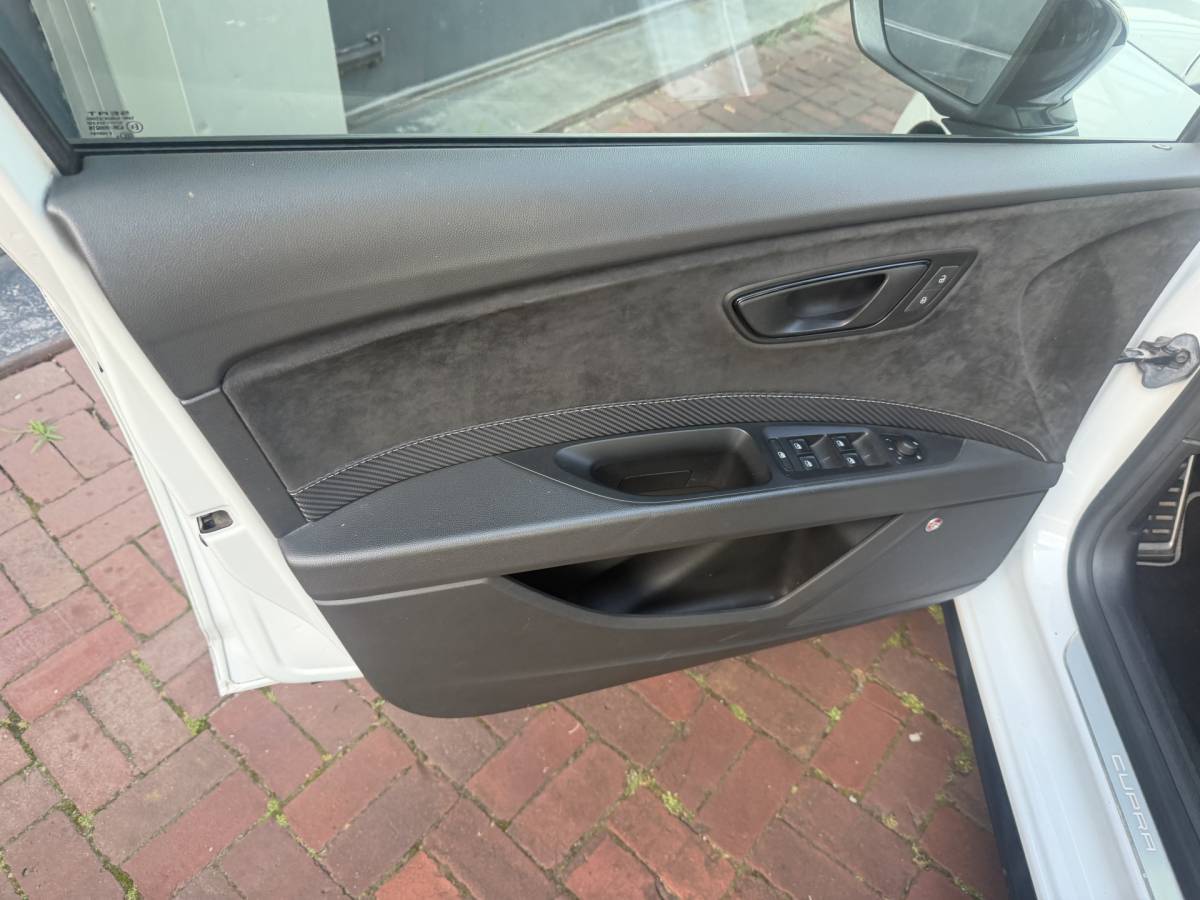 SEAT Leon SEAT Leon 2.0 TSI CUPRA Ultimate Edition 290PK KANON SCHUIFDAK,20INCH,CAMERA,NAVI,CRUISE,VIRTUAL