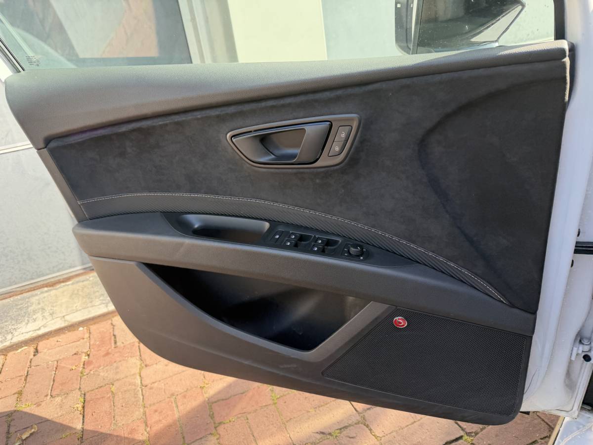 SEAT Leon SEAT Leon 2.0 TSI CUPRA Ultimate Edition 290PK KANON SCHUIFDAK,20INCH,CAMERA,NAVI,CRUISE,VIRTUAL