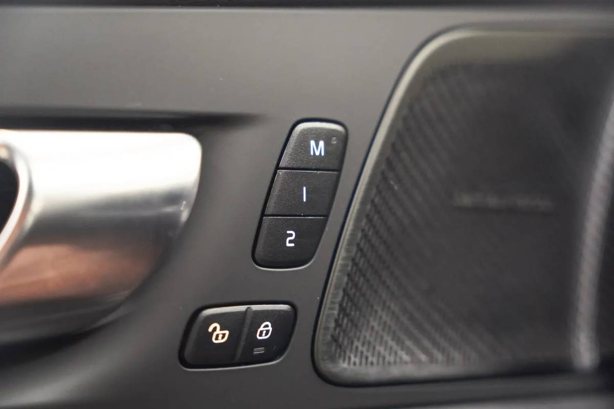 Volvo XC60 Volvo XC60 T6 Recharge R-Design FACELIFT Aut. [ Panoramadak H/K Memory Leder ]