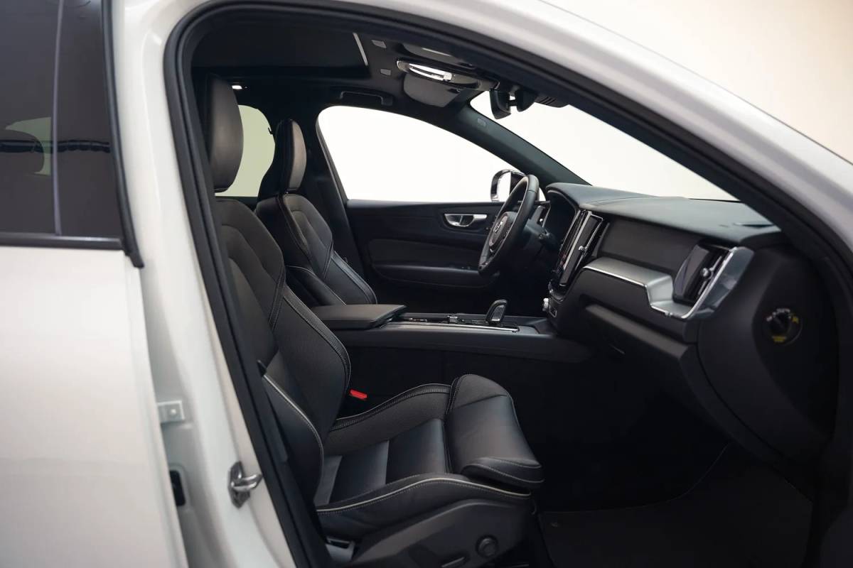 Volvo XC60 Volvo XC60 T6 Recharge R-Design Aut. [ Panoramadak H/K Memory Leder ]