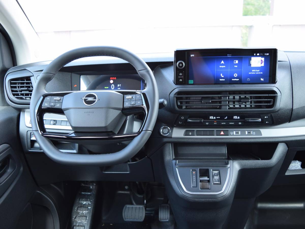 Opel Vivaro-e Opel Vivaro-e Dubbele Cabine 75kWh | STX Sport | Mooiste  bus van NL (!) | Lederen bekleding | Spoilerpakket | 18 inch Lichtmetalen velgen | Dynamic Comfort NAV Pakket | Winterpakket | 2x schuifdeur | Betimmering | Comfortstoelen |