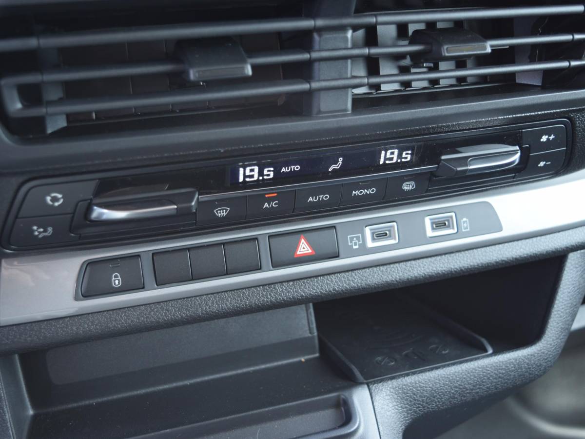 Opel Vivaro-e Opel Vivaro-e Dubbele Cabine 75kWh | STX Sport | Mooiste  bus van NL (!) | Lederen bekleding | Spoilerpakket | 18 inch Lichtmetalen velgen | Dynamic Comfort NAV Pakket | Winterpakket | 2x schuifdeur | Betimmering | Comfortstoelen |