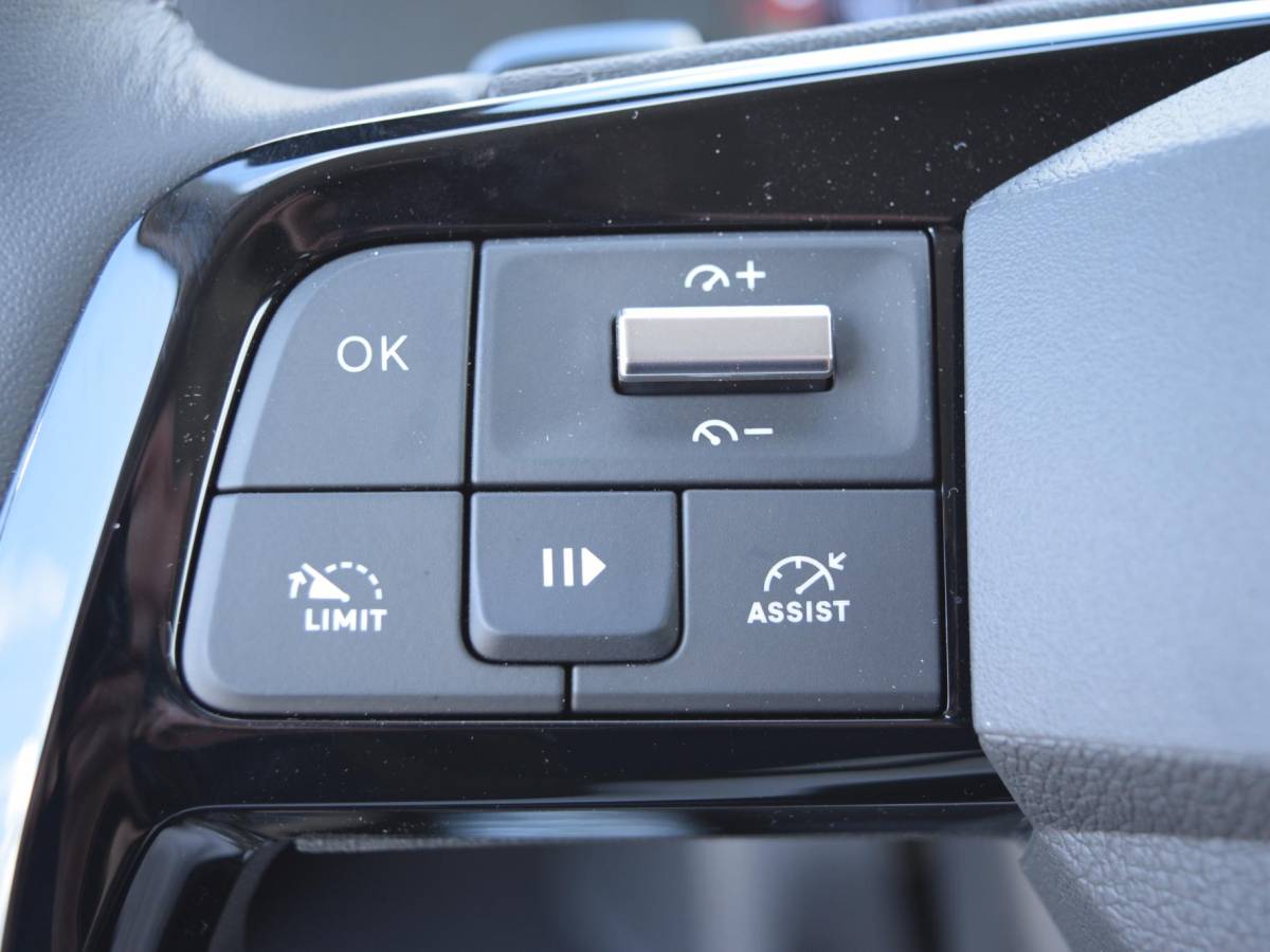 Opel Vivaro-e Opel Vivaro-e Dubbele Cabine 75kWh | STX Sport | Mooiste  bus van NL (!) | Lederen bekleding | Spoilerpakket | 18 inch Lichtmetalen velgen | Dynamic Comfort NAV Pakket | Winterpakket | 2x schuifdeur | Betimmering | Comfortstoelen |