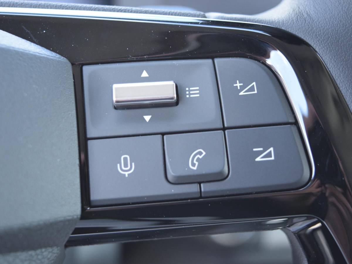 Opel Vivaro-e Opel Vivaro-e Dubbele Cabine 75kWh | STX Sport | Mooiste  bus van NL (!) | Lederen bekleding | Spoilerpakket | 18 inch Lichtmetalen velgen | Dynamic Comfort NAV Pakket | Winterpakket | 2x schuifdeur | Betimmering | Comfortstoelen |