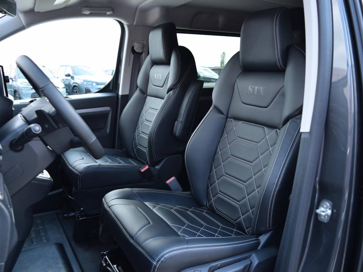 Opel Vivaro-e Opel Vivaro-e Dubbele Cabine 75kWh | STX Sport | Mooiste  bus van NL (!) | Lederen bekleding | Spoilerpakket | 18 inch Lichtmetalen velgen | Dynamic Comfort NAV Pakket | Winterpakket | 2x schuifdeur | Betimmering | Comfortstoelen |
