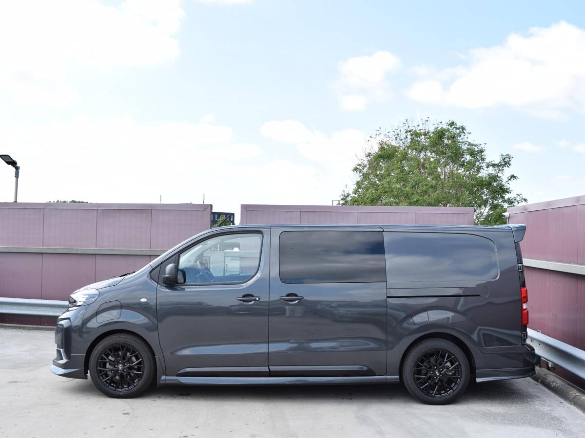 Opel Vivaro-e Opel Vivaro-e Dubbele Cabine 75kWh | STX Sport | Mooiste  bus van NL (!) | Lederen bekleding | Spoilerpakket | 18 inch Lichtmetalen velgen | Dynamic Comfort NAV Pakket | Winterpakket | 2x schuifdeur | Betimmering | Comfortstoelen |