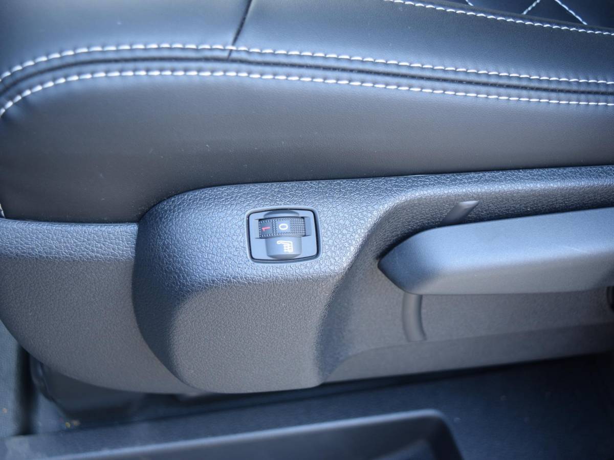 Opel Vivaro-e Opel Vivaro-e Dubbele Cabine 75kWh | STX Sport | Mooiste  bus van NL (!) | Lederen bekleding | Spoilerpakket | 18 inch Lichtmetalen velgen | Dynamic Comfort NAV Pakket | Winterpakket | 2x schuifdeur | Betimmering | Comfortstoelen |