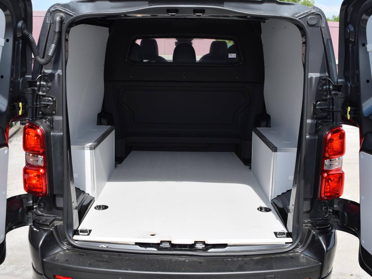 Opel Vivaro-e Opel Vivaro-e Dubbele Cabine 75kWh | STX Sport | Mooiste  bus van NL (!) | Lederen bekleding | Spoilerpakket | 18 inch Lichtmetalen velgen | Dynamic Comfort NAV Pakket | Winterpakket | 2x schuifdeur | Betimmering | Comfortstoelen |