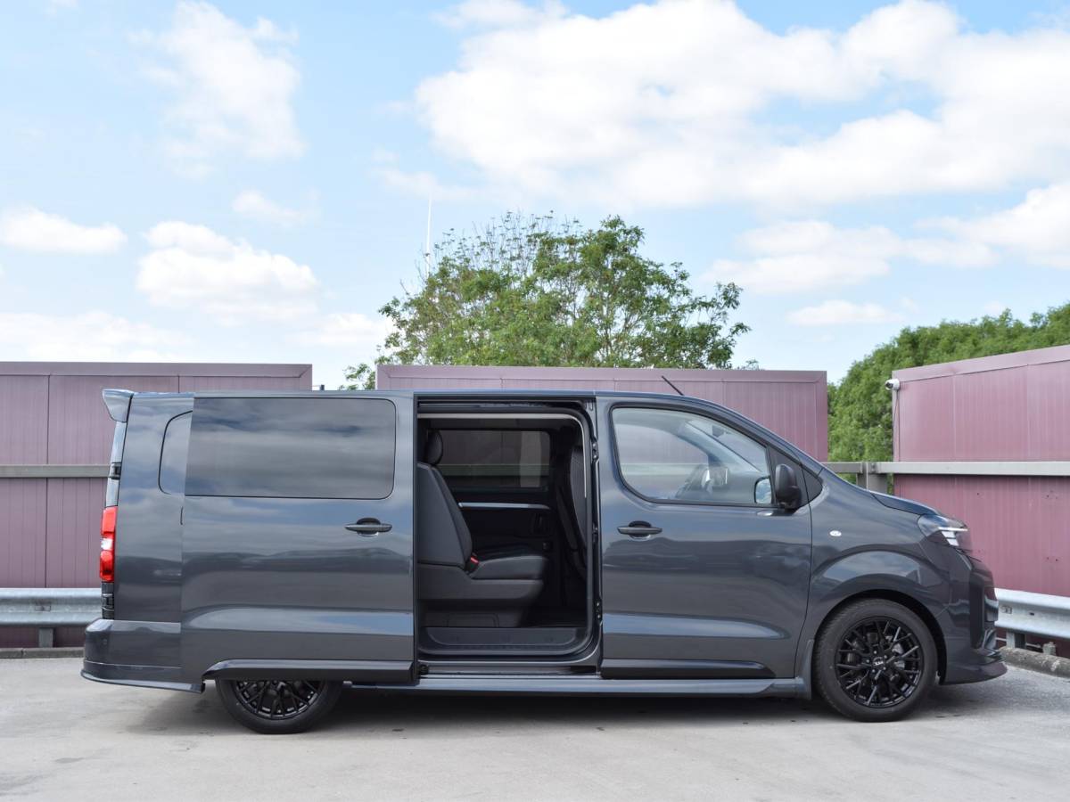 Opel Vivaro-e Opel Vivaro-e Dubbele Cabine 75kWh | STX Sport | Mooiste  bus van NL (!) | Lederen bekleding | Spoilerpakket | 18 inch Lichtmetalen velgen | Dynamic Comfort NAV Pakket | Winterpakket | 2x schuifdeur | Betimmering | Comfortstoelen |