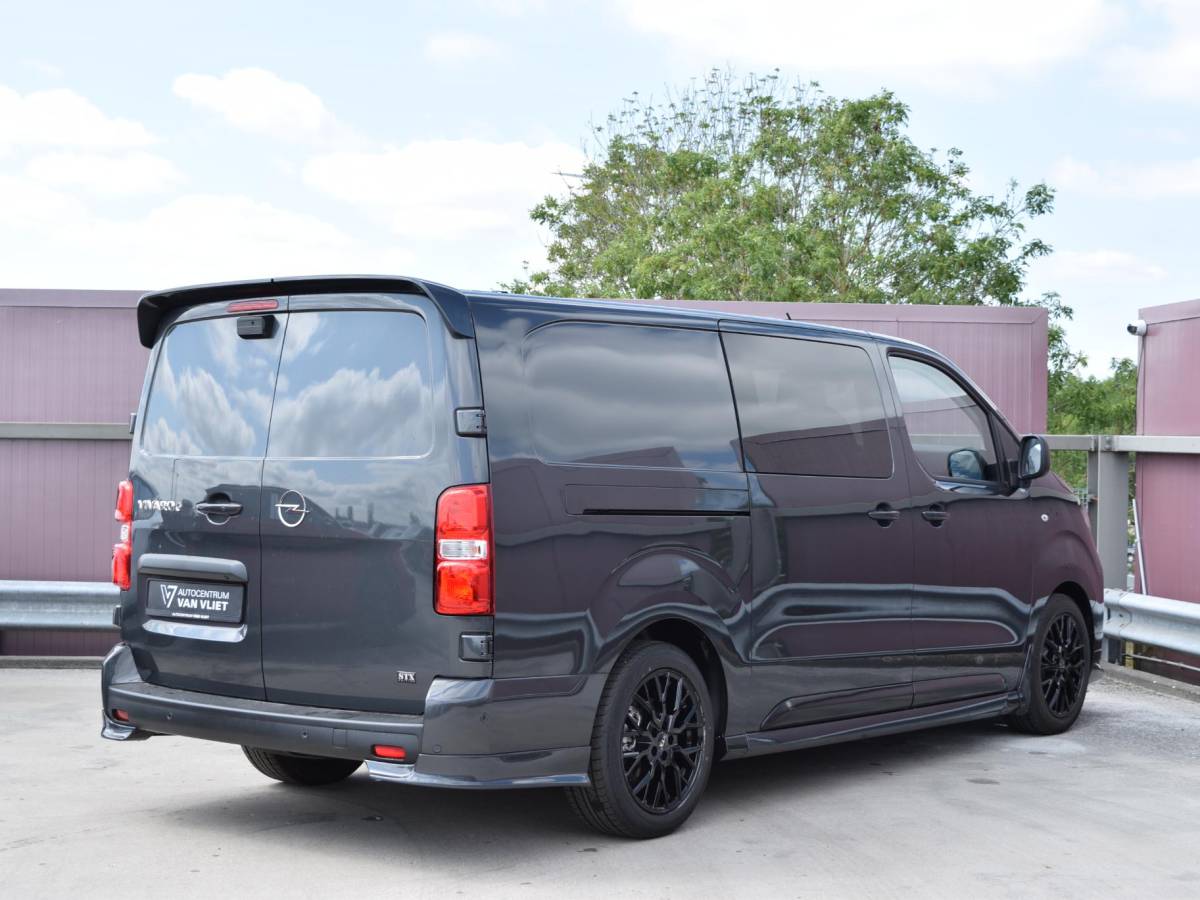 Opel Vivaro-e Opel Vivaro-e Dubbele Cabine 75kWh | STX Sport | Mooiste  bus van NL (!) | Lederen bekleding | Spoilerpakket | 18 inch Lichtmetalen velgen | Dynamic Comfort NAV Pakket | Winterpakket | 2x schuifdeur | Betimmering | Comfortstoelen |