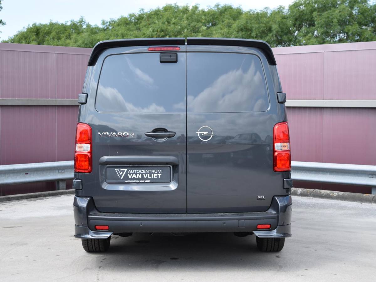 Opel Vivaro-e Opel Vivaro-e Dubbele Cabine 75kWh | STX Sport | Mooiste  bus van NL (!) | Lederen bekleding | Spoilerpakket | 18 inch Lichtmetalen velgen | Dynamic Comfort NAV Pakket | Winterpakket | 2x schuifdeur | Betimmering | Comfortstoelen |
