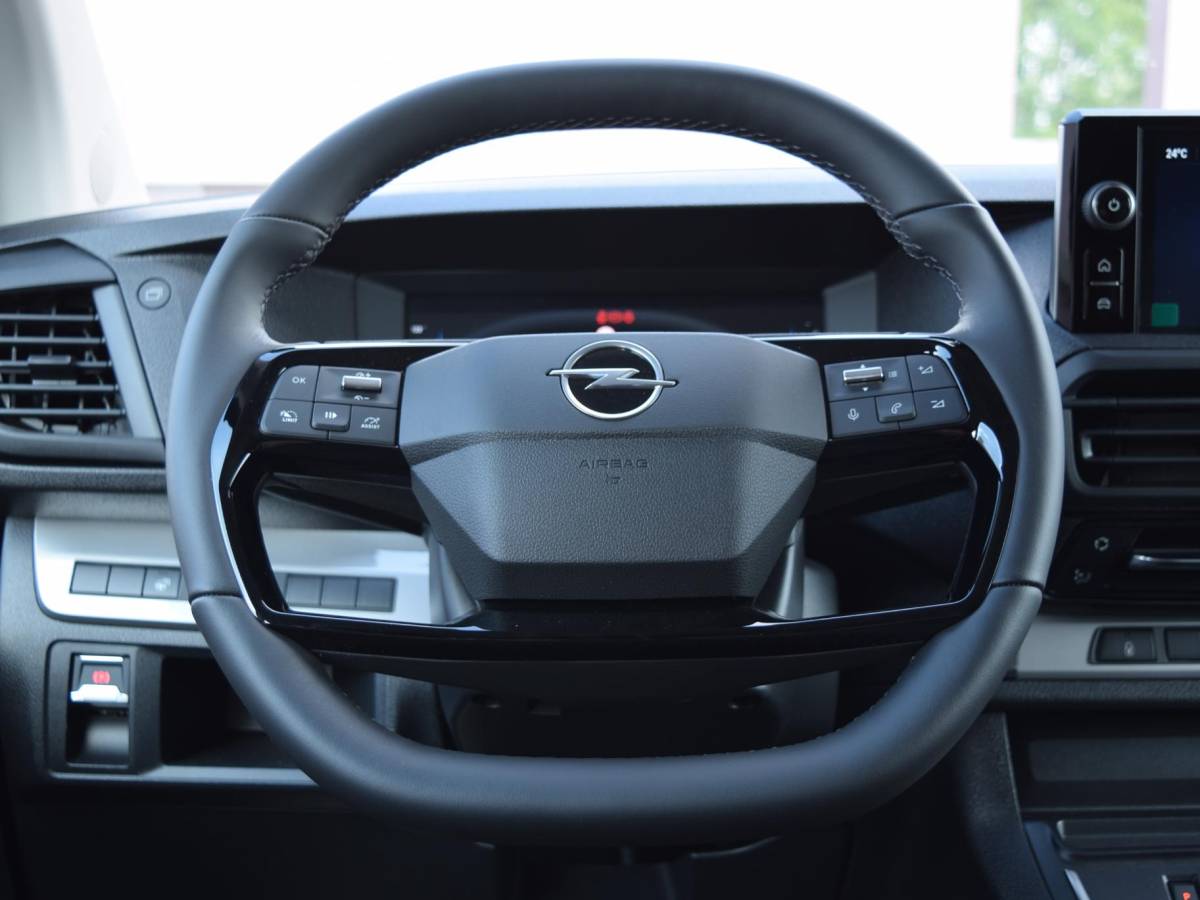 Opel Vivaro-e Opel Vivaro-e Dubbele Cabine 75kWh | STX Sport | Mooiste  bus van NL (!) | Lederen bekleding | Spoilerpakket | 18 inch Lichtmetalen velgen | Dynamic Comfort NAV Pakket | Winterpakket | 2x schuifdeur | Betimmering | Comfortstoelen |