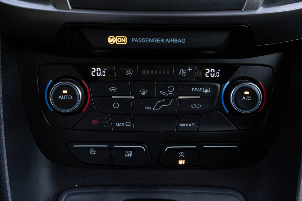 Ford Transit Connect Ford Transit Connect 1.5 | 3-ZITS | CAMERA | TREKHAAK | CLIMA | NL-AUTO
