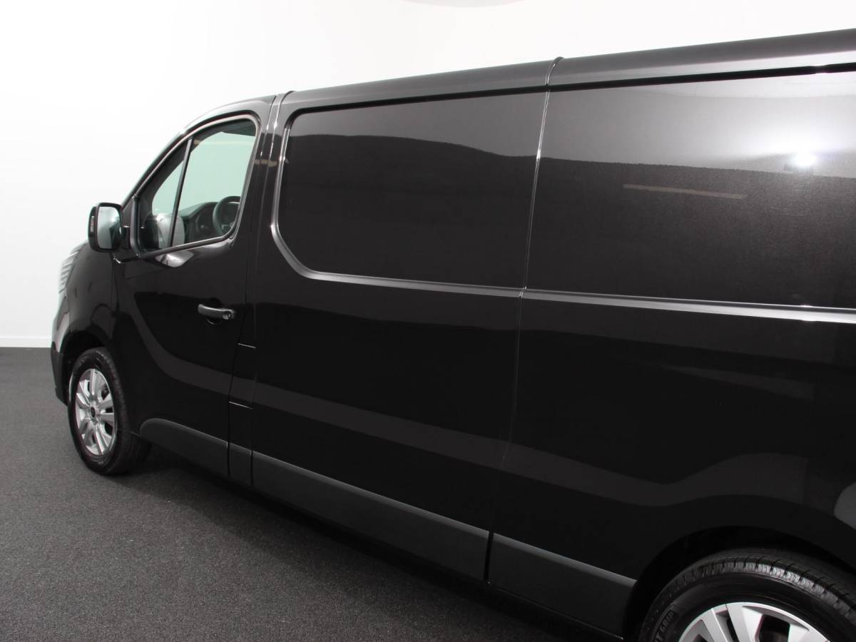Renault Trafic Renault Trafic 2.0 Blue dCi 110PK T30 L2H1 Advance Navigatie Airco Lichtmetalen velgen Betimmering Trekhaak Camera Parkeer sensoren Dab