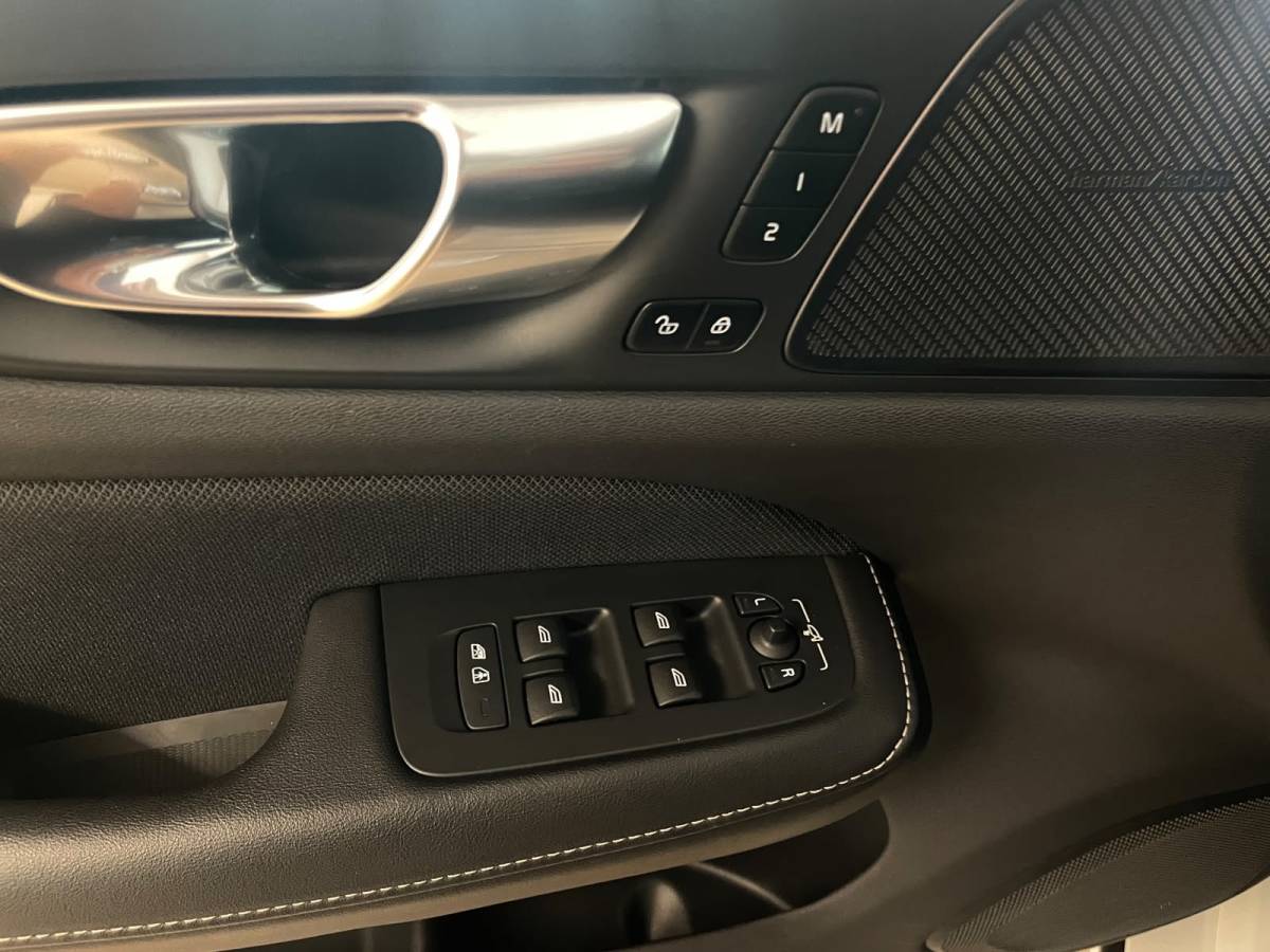 Volvo V60 Volvo V60 2.0 B3 R-Design AUTOMAAT AIRCO NAVI CRUISE BLUETOOTH ELEK STOELEN HARMAN KARDON VELGEN CAMERA PRIVACYGLAS NETTE AUTO
