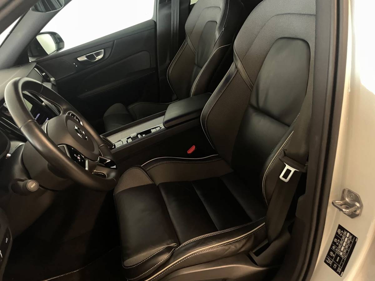 Volvo V60 Volvo V60 2.0 B3 R-Design AUTOMAAT AIRCO NAVI CRUISE BLUETOOTH ELEK STOELEN HARMAN KARDON VELGEN CAMERA PRIVACYGLAS NETTE AUTO