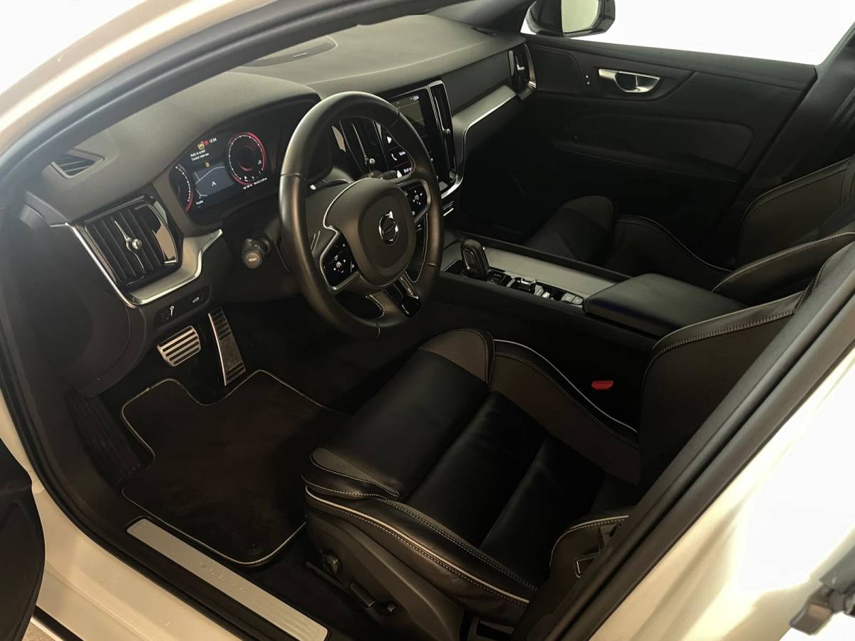 Volvo V60 Volvo V60 2.0 B3 R-Design AUTOMAAT AIRCO NAVI CRUISE BLUETOOTH ELEK STOELEN HARMAN KARDON VELGEN CAMERA PRIVACYGLAS NETTE AUTO