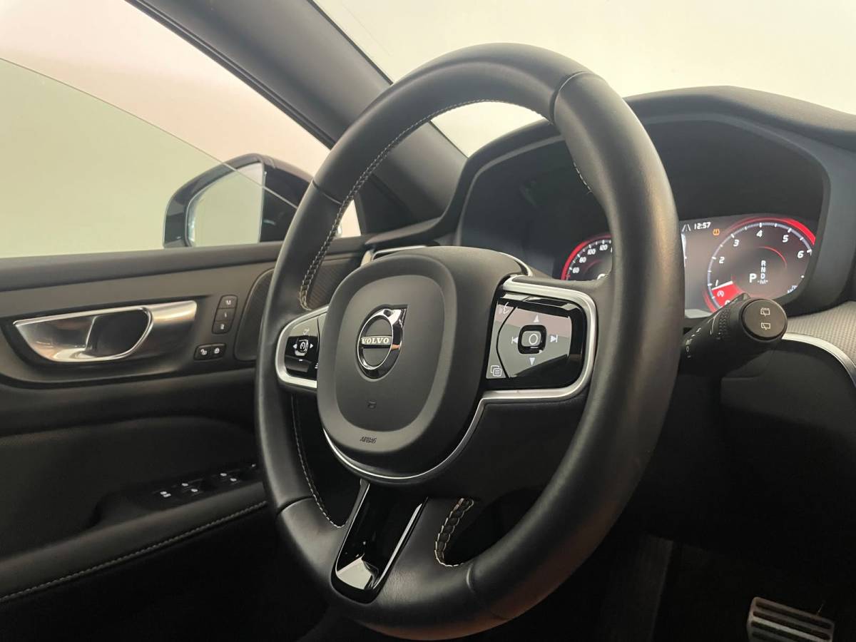 Volvo V60 Volvo V60 2.0 B3 R-Design AUTOMAAT AIRCO NAVI CRUISE BLUETOOTH ELEK STOELEN HARMAN KARDON VELGEN CAMERA PRIVACYGLAS NETTE AUTO