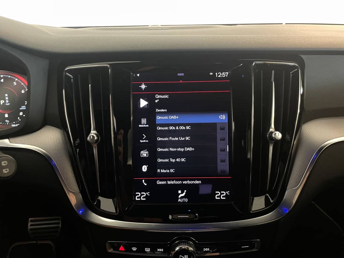 Volvo V60 Volvo V60 2.0 B3 R-Design AUTOMAAT AIRCO NAVI CRUISE BLUETOOTH ELEK STOELEN HARMAN KARDON VELGEN CAMERA PRIVACYGLAS NETTE AUTO