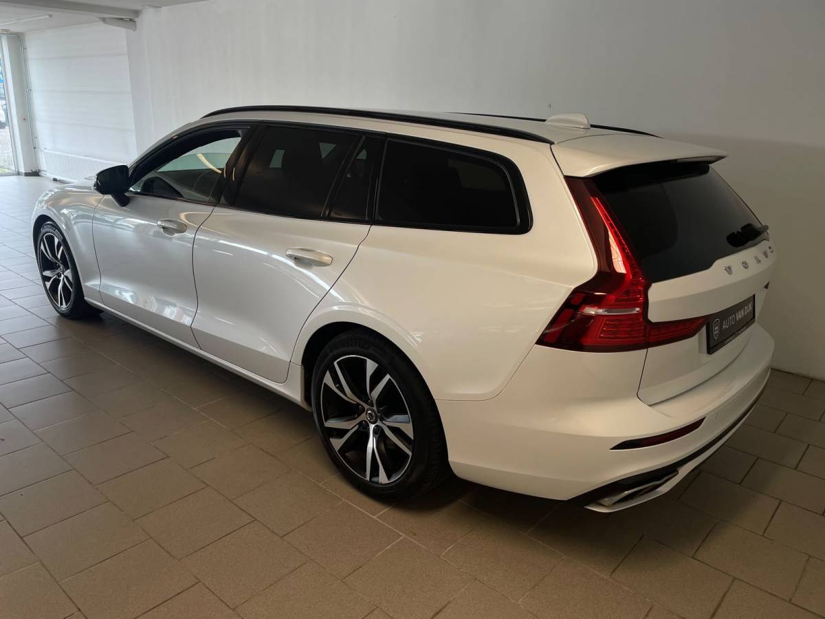 Volvo V60 Volvo V60 2.0 B3 R-Design AUTOMAAT AIRCO NAVI CRUISE BLUETOOTH ELEK STOELEN HARMAN KARDON VELGEN CAMERA PRIVACYGLAS NETTE AUTO