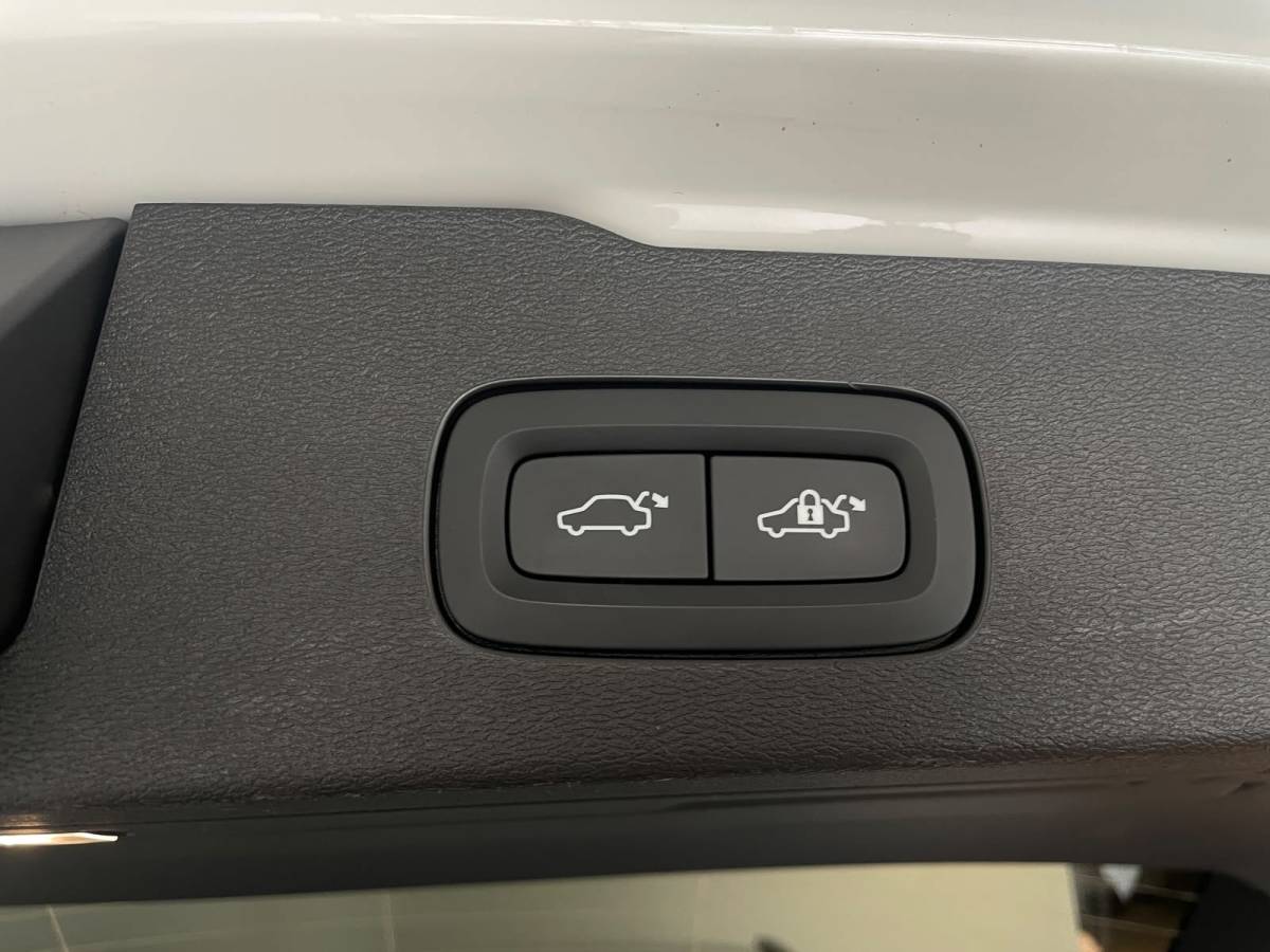 Volvo V60 Volvo V60 2.0 B3 R-Design AUTOMAAT AIRCO NAVI CRUISE BLUETOOTH ELEK STOELEN HARMAN KARDON VELGEN CAMERA PRIVACYGLAS NETTE AUTO
