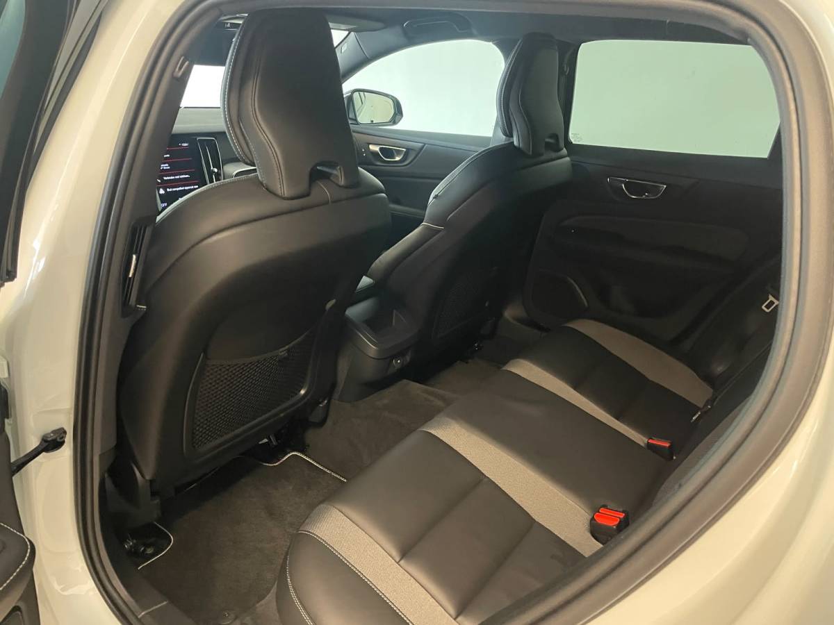 Volvo V60 Volvo V60 2.0 B3 R-Design AUTOMAAT AIRCO NAVI CRUISE BLUETOOTH ELEK STOELEN HARMAN KARDON VELGEN CAMERA PRIVACYGLAS NETTE AUTO