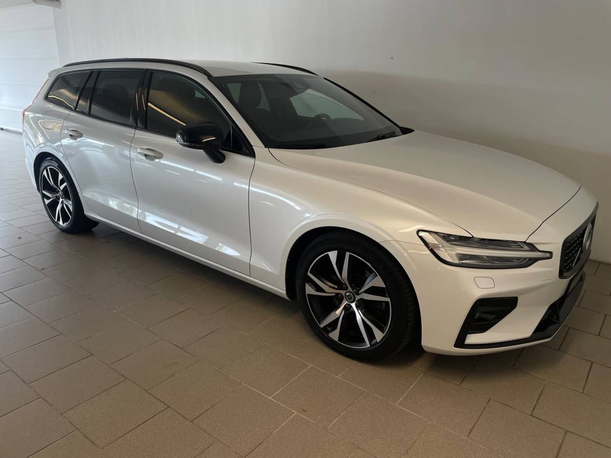Volvo V60 Volvo V60 2.0 B3 R-Design AUTOMAAT AIRCO NAVI CRUISE BLUETOOTH ELEK STOELEN HARMAN KARDON VELGEN CAMERA PRIVACYGLAS NETTE AUTO