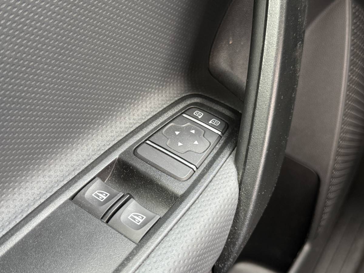 Mercedes-Benz eCitan Mercedes-Benz eCitan 112 51kWh L2 285 WLTP 95% (SOH) Camera MBUX Trekhaak 75kW Snelladen Apple Carplay Cruise Control