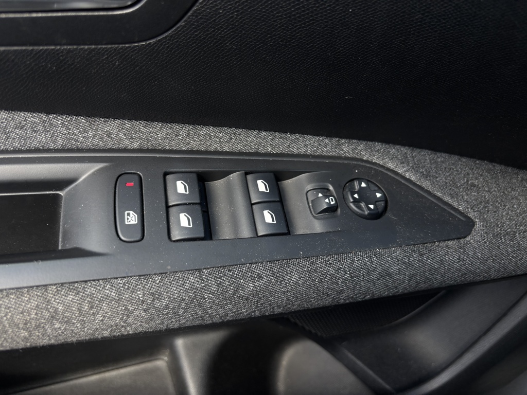 Peugeot 3008 Peugeot 3008 1.2 PureTech Active Navi Carplay Trekhaak Parkeersensoren