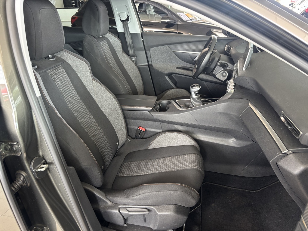 Peugeot 3008 Peugeot 3008 1.2 PureTech Active Navi Carplay Trekhaak Parkeersensoren
