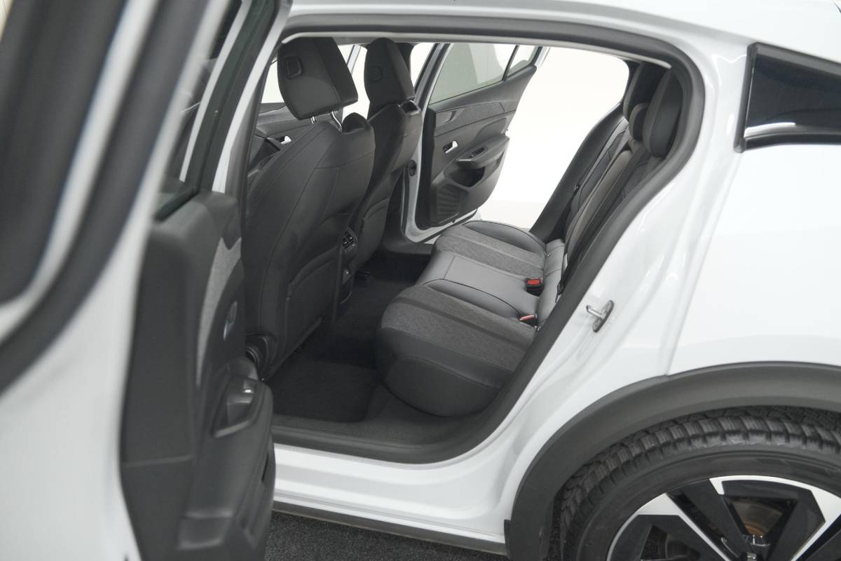 Peugeot 408 Peugeot 408 Hybrid 136 e-DCS6 Allure | 360 Camera | Adaptieve Cruise Control | Navigatie
