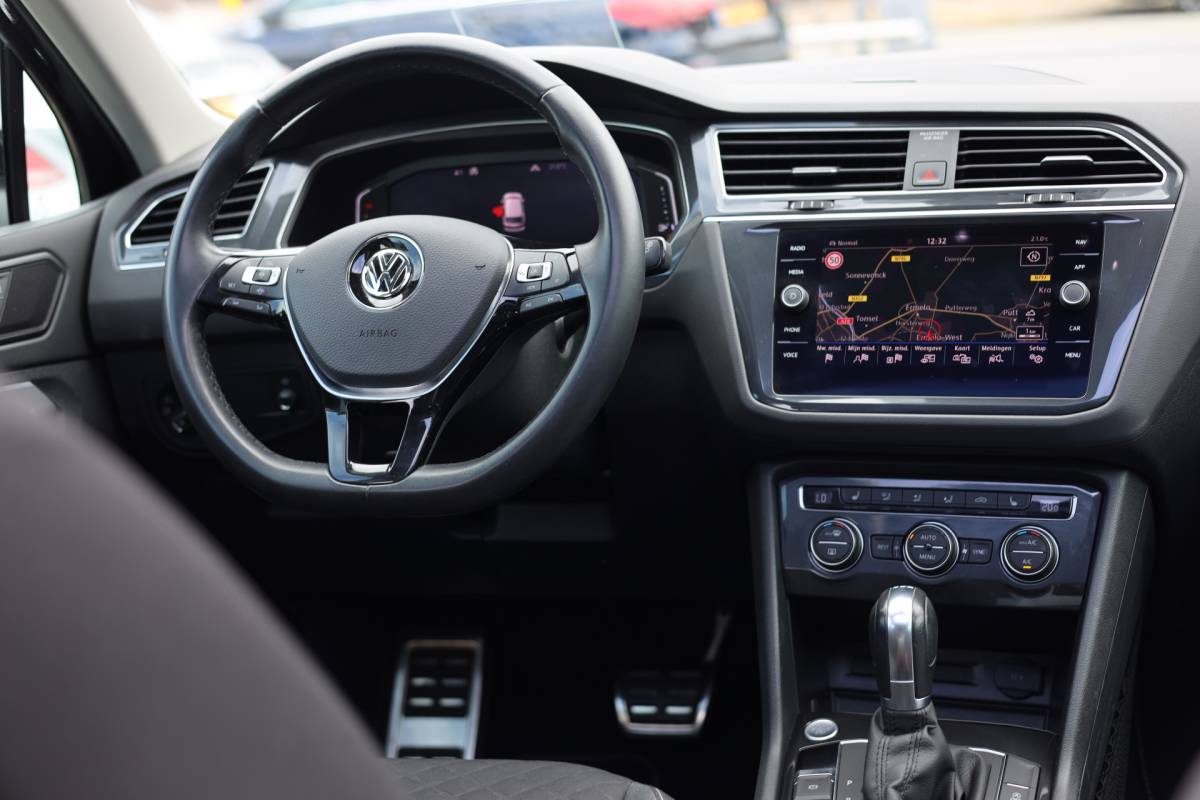 Volkswagen Tiguan Volkswagen Tiguan 2.0 TSI 4MOTION | R-LINE | PANO | CAMERA | TREKHAAK
