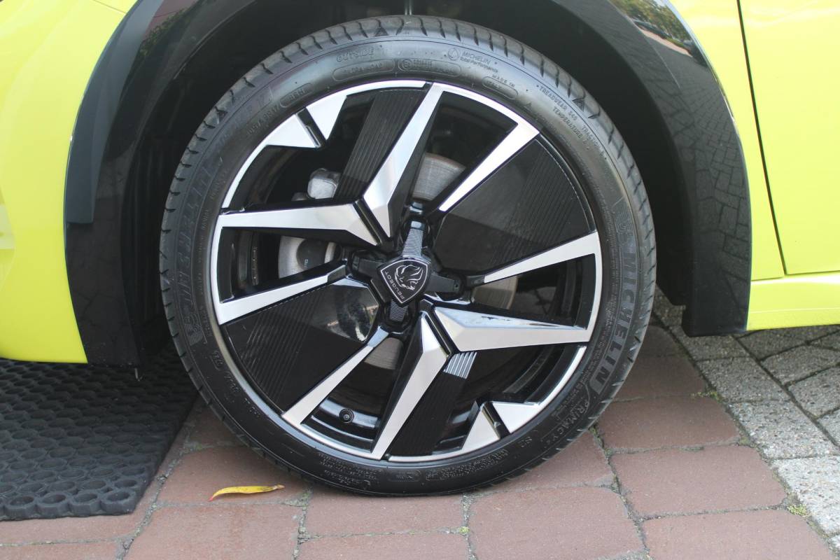 Peugeot 208 Peugeot 208 1.2 Hybrid 145PK AUTOMAAT GT | PANORAMA DAK | ADAPTIVE CRUISE CONTROL | KEYLESS ENTRY/START | LICHTMETALEN VELGEN 17″ | ACHTERUITRIJ CAMERA | FULL LED KOPLAMPEN | PARKEERSENSOREN VOOR + ACHTER | DAB+ RADIO | NAVIGATIE | SFEER VERLICHTING |