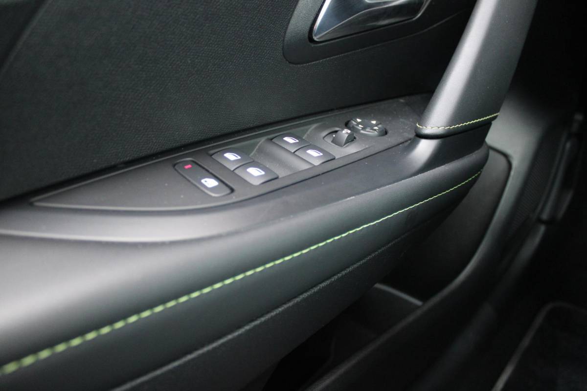 Peugeot 208 Peugeot 208 1.2 Hybrid 145PK AUTOMAAT GT | PANORAMA DAK | ADAPTIVE CRUISE CONTROL | KEYLESS ENTRY/START | LICHTMETALEN VELGEN 17″ | ACHTERUITRIJ CAMERA | FULL LED KOPLAMPEN | PARKEERSENSOREN VOOR + ACHTER | DAB+ RADIO | NAVIGATIE | SFEER VERLICHTING |