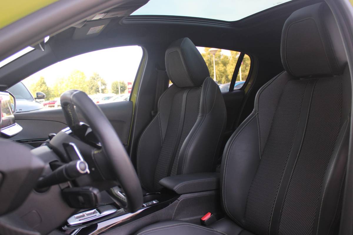 Peugeot 208 Peugeot 208 1.2 Hybrid 145PK AUTOMAAT GT | PANORAMA DAK | ADAPTIVE CRUISE CONTROL | KEYLESS ENTRY/START | LICHTMETALEN VELGEN 17″ | ACHTERUITRIJ CAMERA | FULL LED KOPLAMPEN | PARKEERSENSOREN VOOR + ACHTER | DAB+ RADIO | NAVIGATIE | SFEER VERLICHTING |