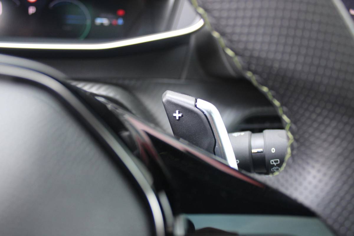 Peugeot 208 Peugeot 208 1.2 Hybrid 145PK AUTOMAAT GT | PANORAMA DAK | ADAPTIVE CRUISE CONTROL | KEYLESS ENTRY/START | LICHTMETALEN VELGEN 17″ | ACHTERUITRIJ CAMERA | FULL LED KOPLAMPEN | PARKEERSENSOREN VOOR + ACHTER | DAB+ RADIO | NAVIGATIE | SFEER VERLICHTING |