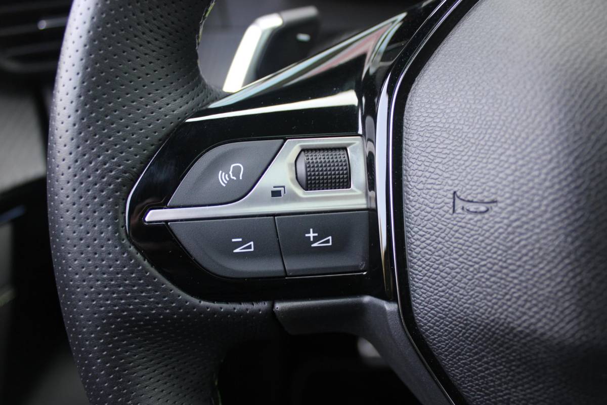 Peugeot 208 Peugeot 208 1.2 Hybrid 145PK AUTOMAAT GT | PANORAMA DAK | ADAPTIVE CRUISE CONTROL | KEYLESS ENTRY/START | LICHTMETALEN VELGEN 17″ | ACHTERUITRIJ CAMERA | FULL LED KOPLAMPEN | PARKEERSENSOREN VOOR + ACHTER | DAB+ RADIO | NAVIGATIE | SFEER VERLICHTING |