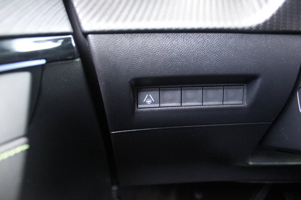 Peugeot 208 Peugeot 208 1.2 Hybrid 145PK AUTOMAAT GT | PANORAMA DAK | ADAPTIVE CRUISE CONTROL | KEYLESS ENTRY/START | LICHTMETALEN VELGEN 17″ | ACHTERUITRIJ CAMERA | FULL LED KOPLAMPEN | PARKEERSENSOREN VOOR + ACHTER | DAB+ RADIO | NAVIGATIE | SFEER VERLICHTING |