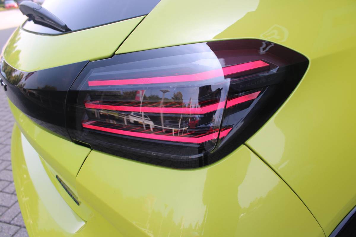 Peugeot 208 Peugeot 208 1.2 Hybrid 145PK AUTOMAAT GT | PANORAMA DAK | ADAPTIVE CRUISE CONTROL | KEYLESS ENTRY/START | LICHTMETALEN VELGEN 17″ | ACHTERUITRIJ CAMERA | FULL LED KOPLAMPEN | PARKEERSENSOREN VOOR + ACHTER | DAB+ RADIO | NAVIGATIE | SFEER VERLICHTING |
