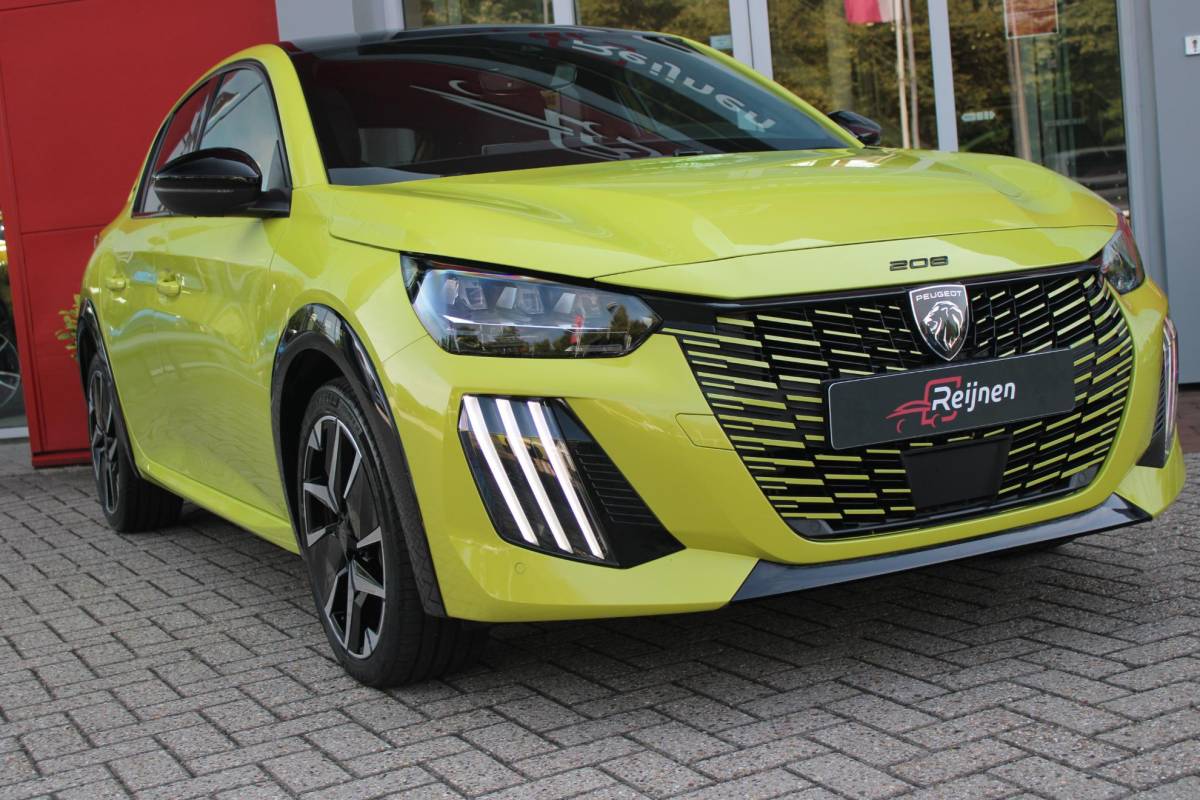 Peugeot 208 Peugeot 208 1.2 Hybrid 145PK AUTOMAAT GT | PANORAMA DAK | ADAPTIVE CRUISE CONTROL | KEYLESS ENTRY/START | LICHTMETALEN VELGEN 17″ | ACHTERUITRIJ CAMERA | FULL LED KOPLAMPEN | PARKEERSENSOREN VOOR + ACHTER | DAB+ RADIO | NAVIGATIE | SFEER VERLICHTING |