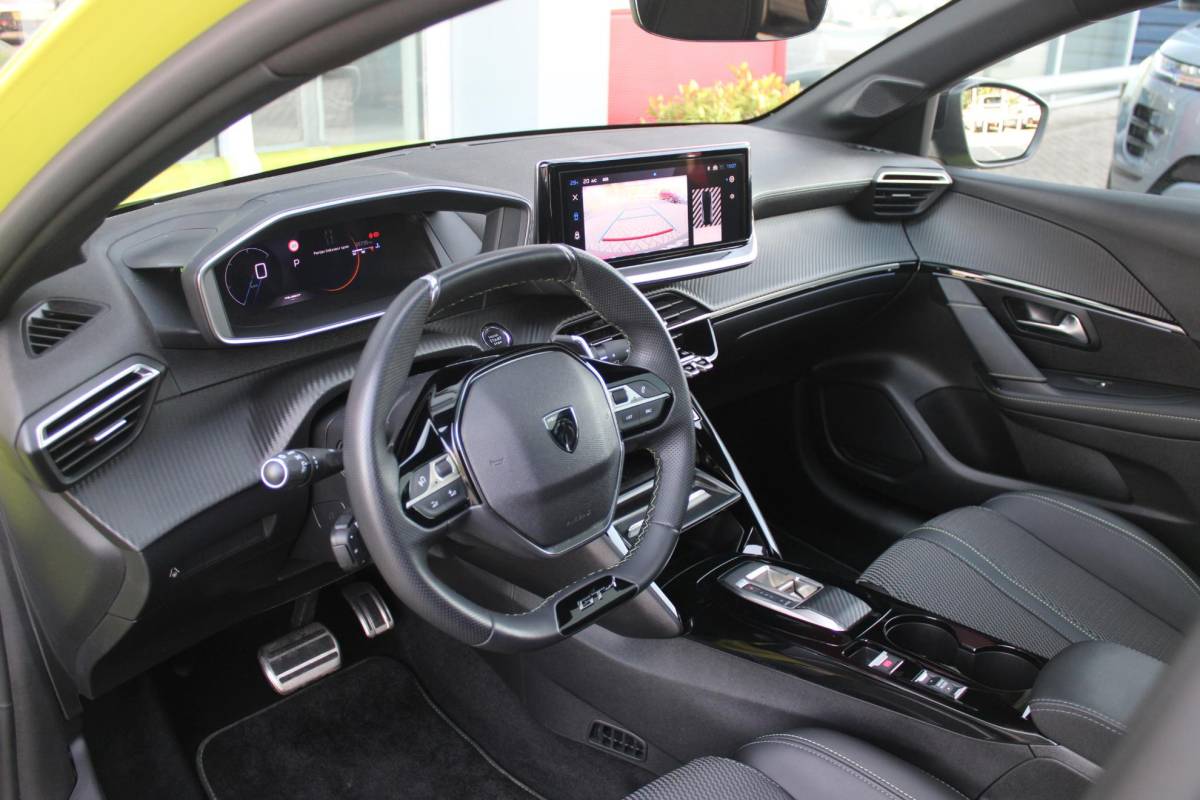 Peugeot 208 Peugeot 208 1.2 Hybrid 145PK AUTOMAAT GT | PANORAMA DAK | ADAPTIVE CRUISE CONTROL | KEYLESS ENTRY/START | LICHTMETALEN VELGEN 17″ | ACHTERUITRIJ CAMERA | FULL LED KOPLAMPEN | PARKEERSENSOREN VOOR + ACHTER | DAB+ RADIO | NAVIGATIE | SFEER VERLICHTING |