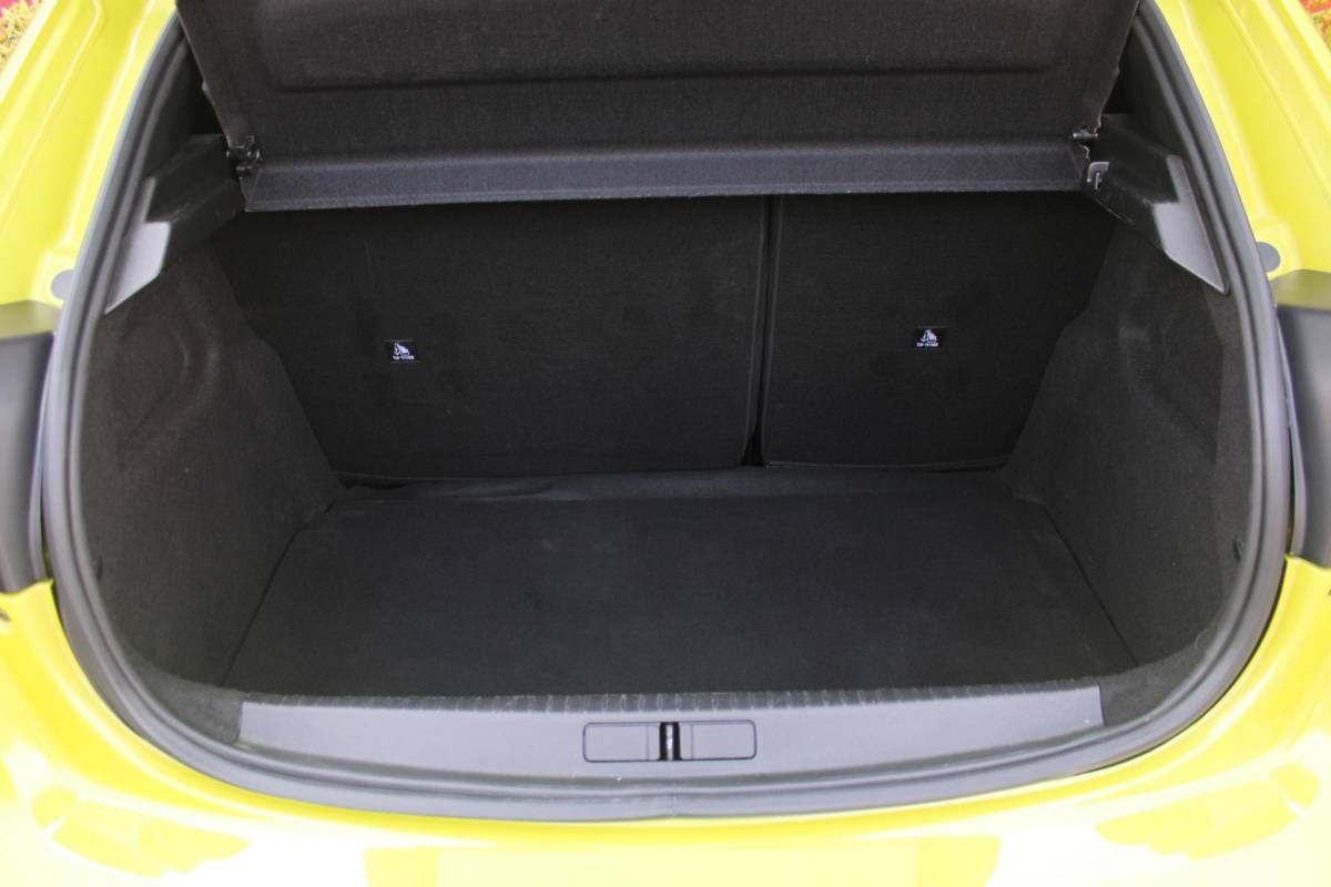 Peugeot 208 Peugeot 208 1.2 Hybrid 145PK AUTOMAAT GT | PANORAMA DAK | ADAPTIVE CRUISE CONTROL | KEYLESS ENTRY/START | LICHTMETALEN VELGEN 17″ | ACHTERUITRIJ CAMERA | FULL LED KOPLAMPEN | PARKEERSENSOREN VOOR + ACHTER | DAB+ RADIO | NAVIGATIE | SFEER VERLICHTING |