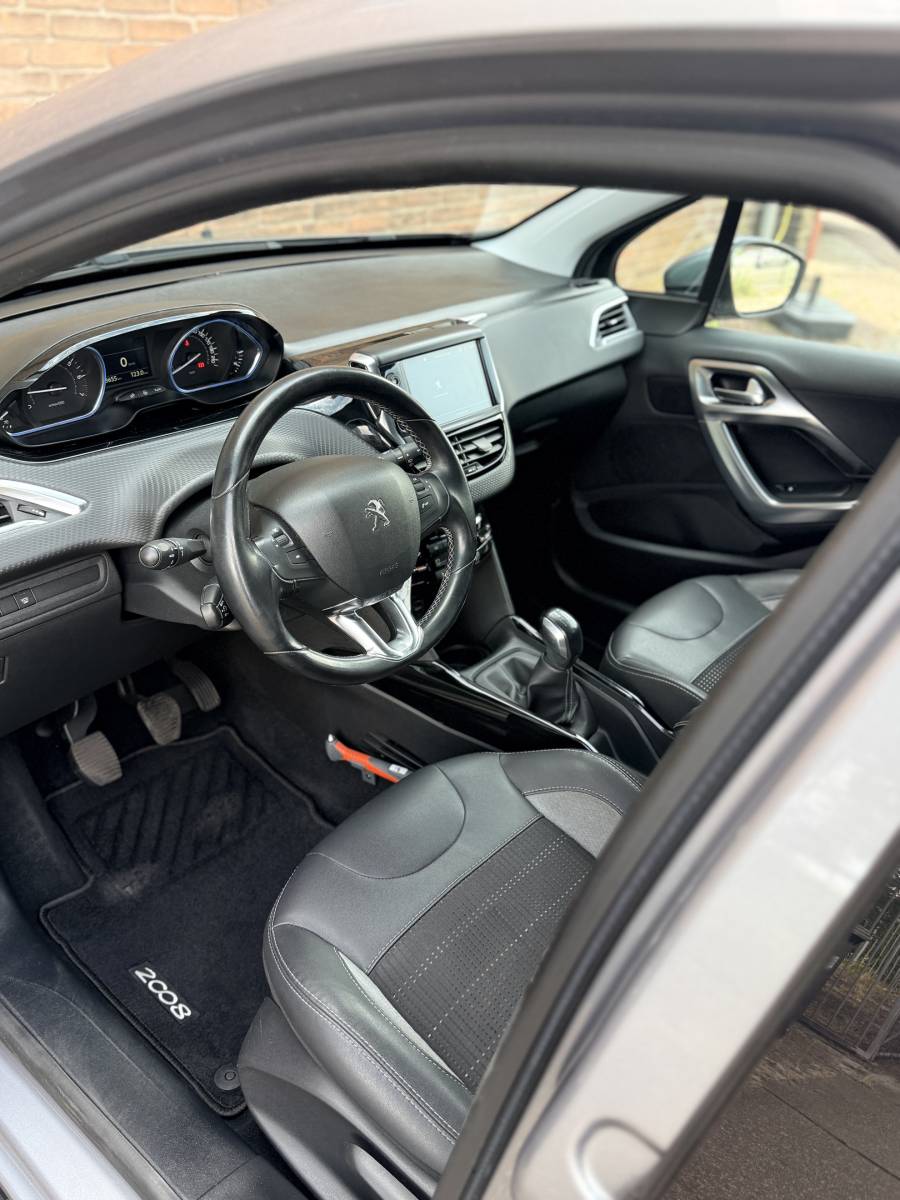 Peugeot 2008 PEUGEOT 2008 1.2 GT-line·Navi·Carplay·Cruise·Climate·All season banden
