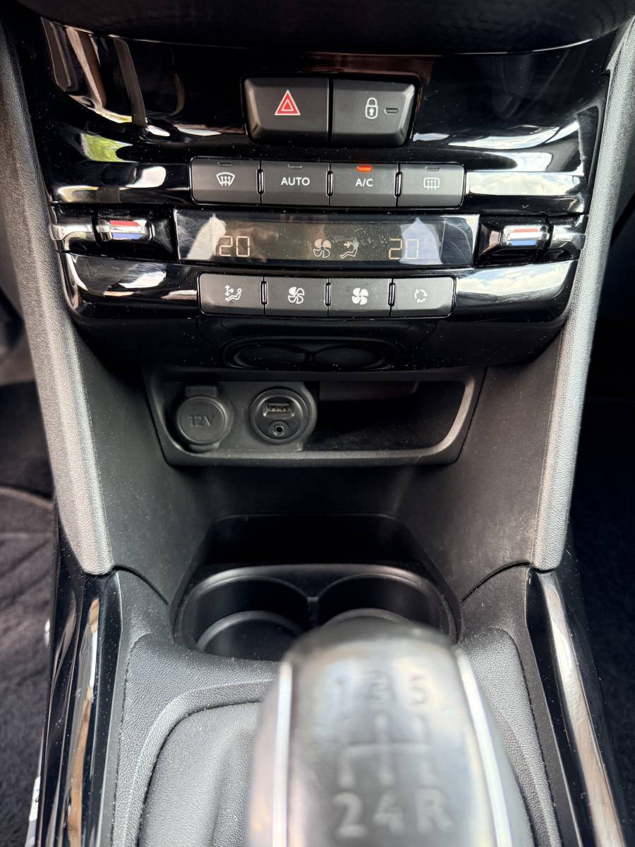 Peugeot 2008 PEUGEOT 2008 1.2 GT-line·Navi·Carplay·Cruise·Climate·All season banden